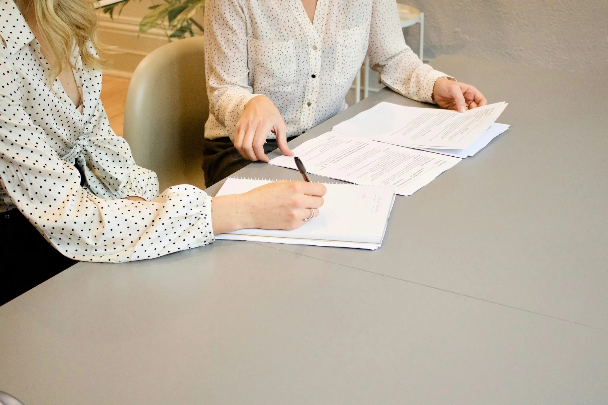 Beratungsgespräch in der Kanzlei – Unterlagen werden gemeinsam besprochen