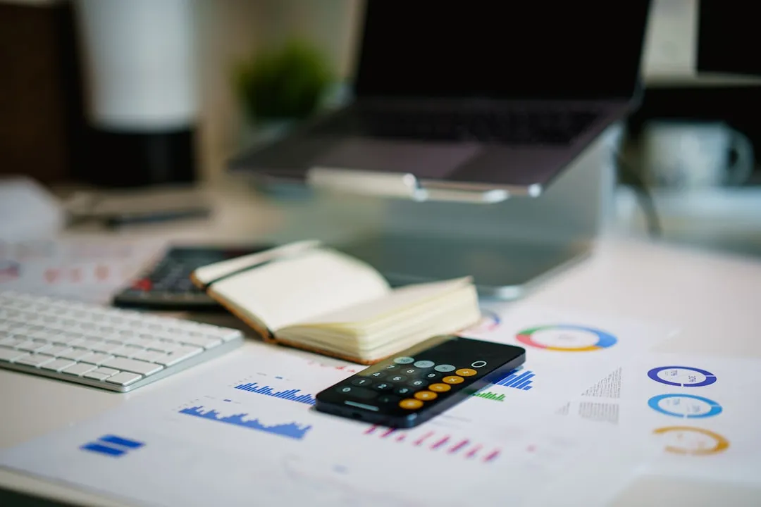 Schreibtisch mit Belegen, Rechner und Auswertungen der Finanzbuchhaltung