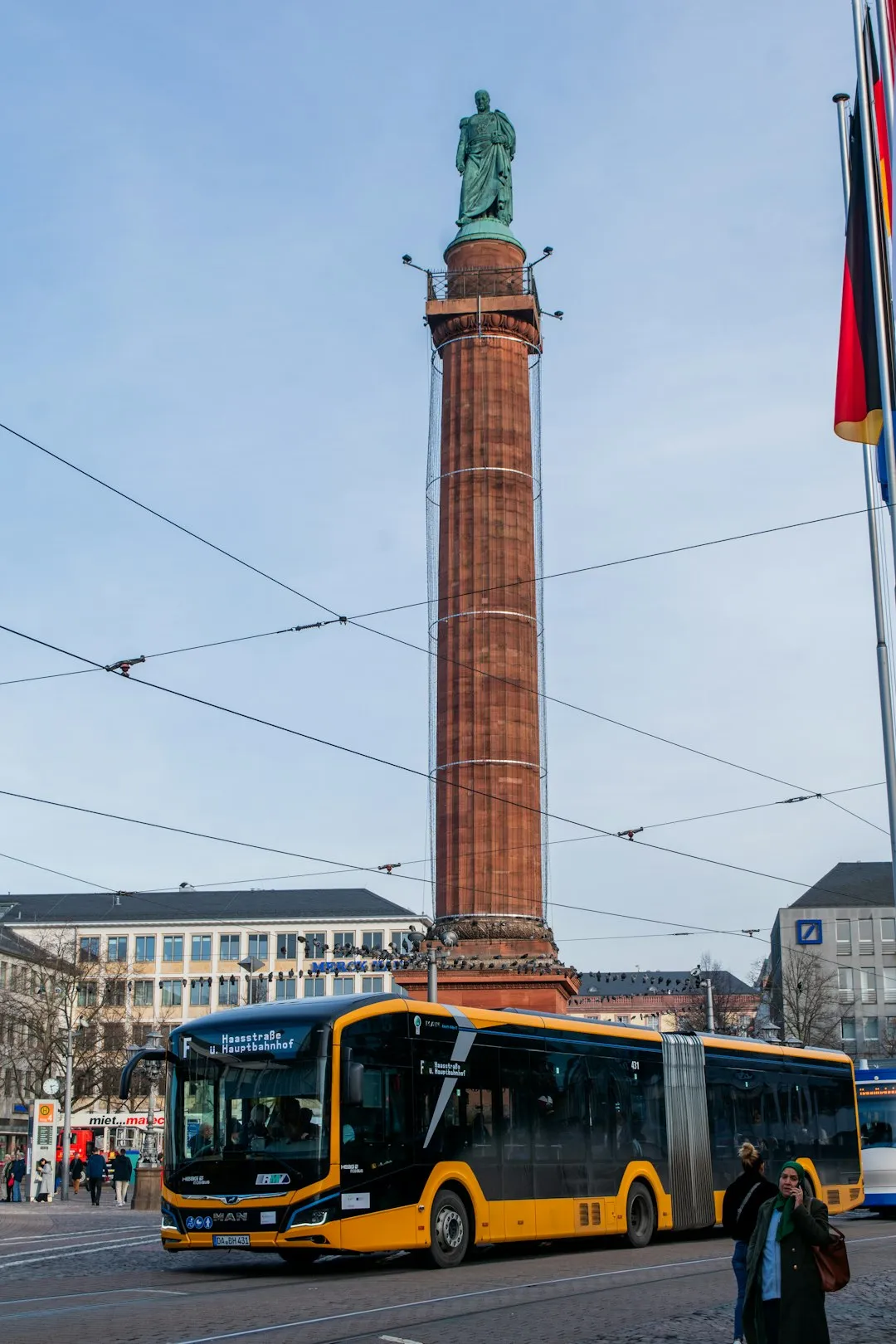 Straße mit dem Langer Ludwig – Wahrzeichen von Darmstadt
